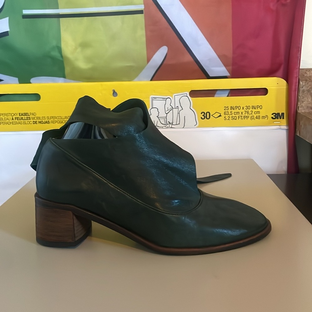 Anthro KUPURI Yves Leather Ankle Wrap Green 2” Heel Booties $278 EUC US 7